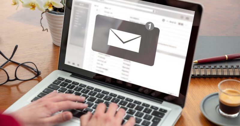 ノートPCを操作しているところ