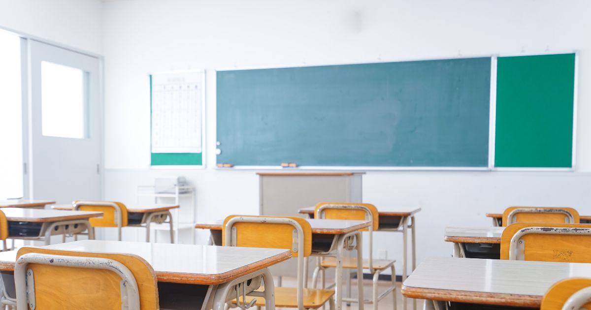 黒板と机・椅子がある教室